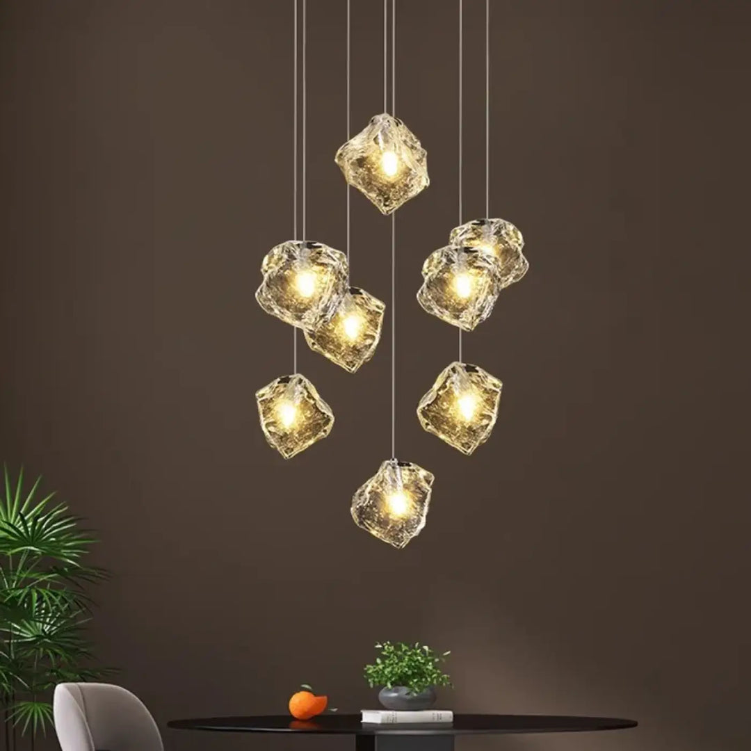 Suspension en cascade de boules transparentes lumineuses