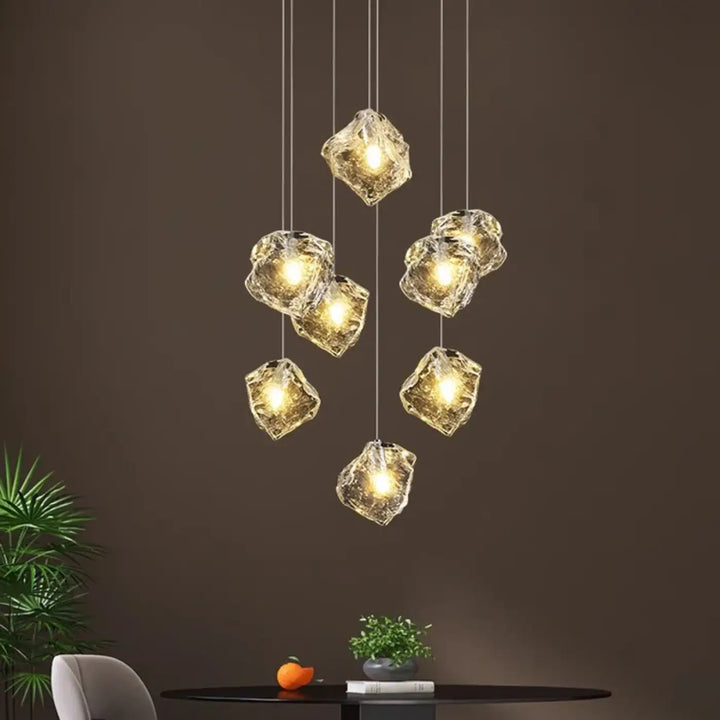 Suspension en cascade de boules transparentes lumineuses