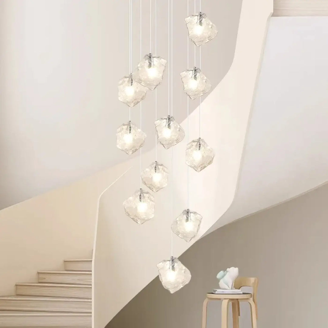 Suspension en cascade de boules transparentes lumineuses
