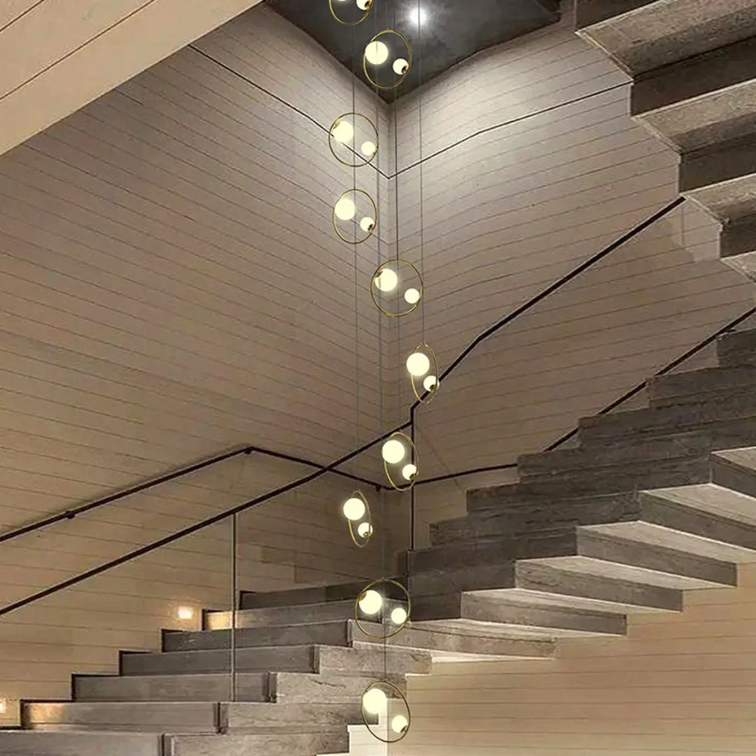 Suspension Cascade LED Moderne Avec Sphères Ajourées Chic Doré
