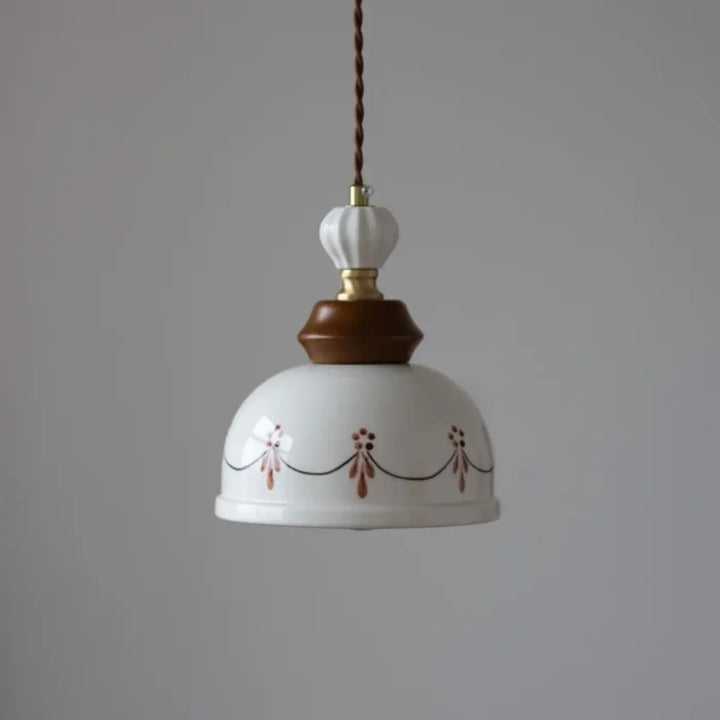 Suspension céramique blanche style classique avec ornement floral