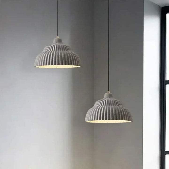 Suspension en céramique plissée design gris et orange
