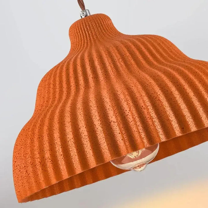 Suspension en céramique plissée design gris et orange
