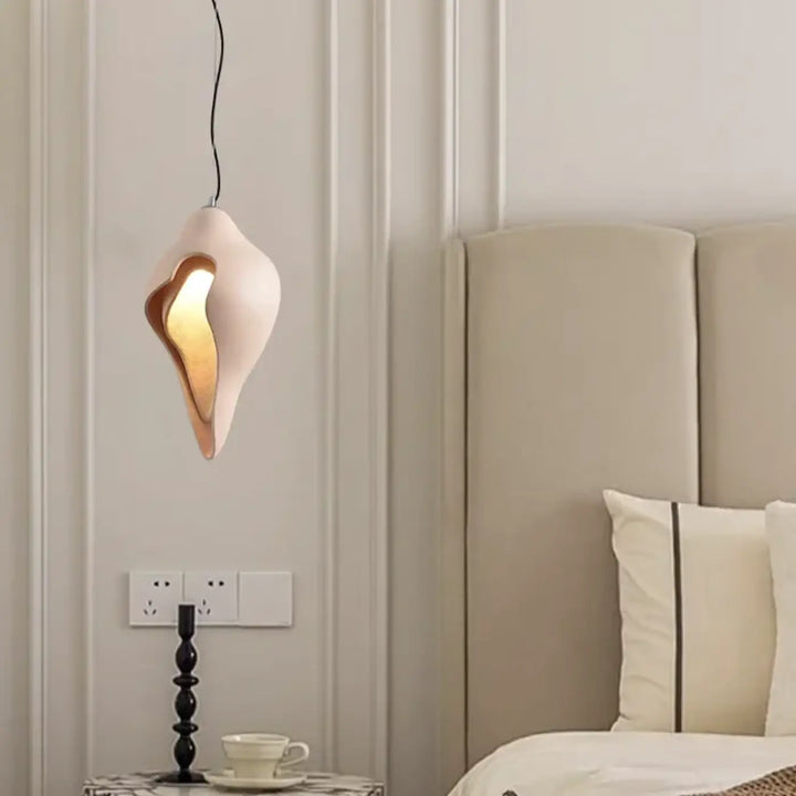 Suspension contemporaine au design organique et artistique

