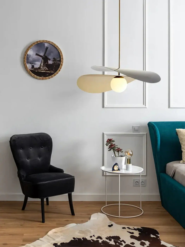 Suspension Contemporaine Forme Hélice Et Globe Central

