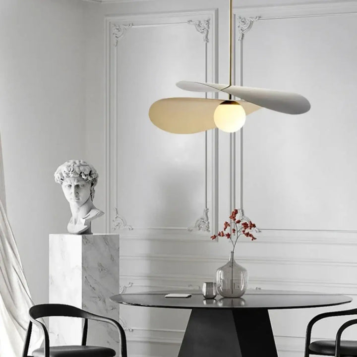Suspension Contemporaine Forme Hélice Et Globe Central

