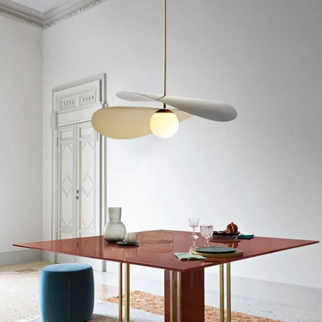 Suspension Contemporaine Forme Hélice Et Globe Central

