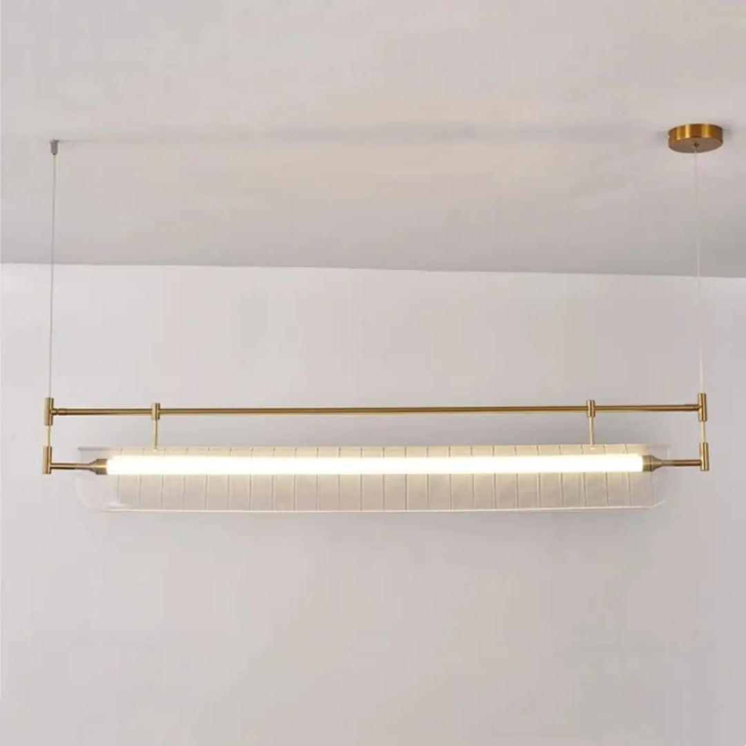 Suspension luminaire flotys en laiton moderne avec tube lumineux translucide nervuré et style aérien contemporain