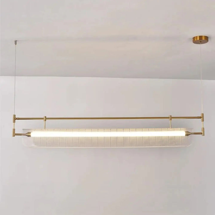 Suspension luminaire flotys en laiton moderne avec tube lumineux translucide nervuré et style aérien contemporain