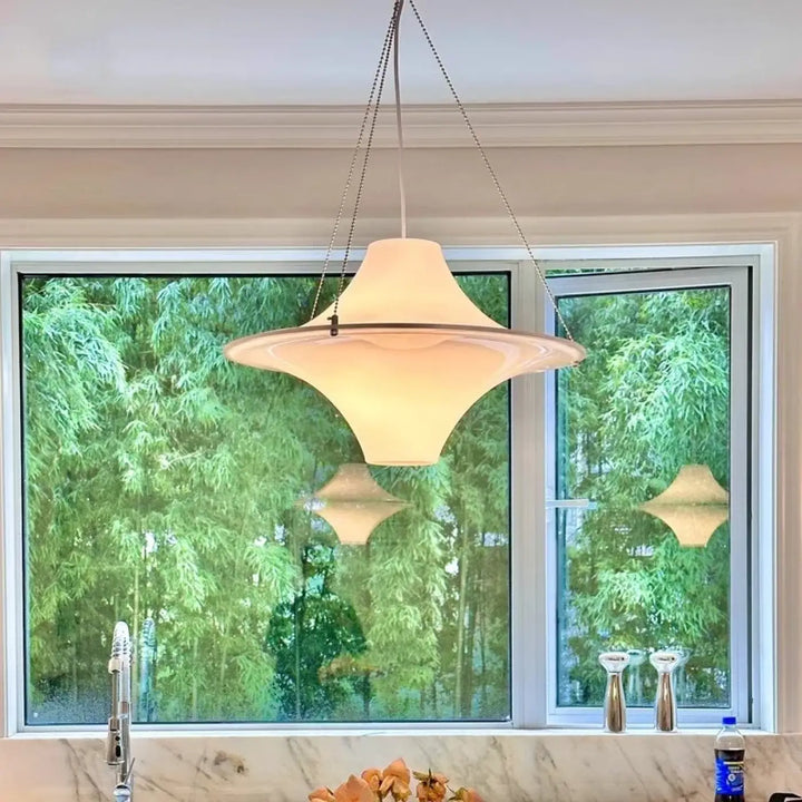 Suspension courbes fluides blanche ambiance douce chic