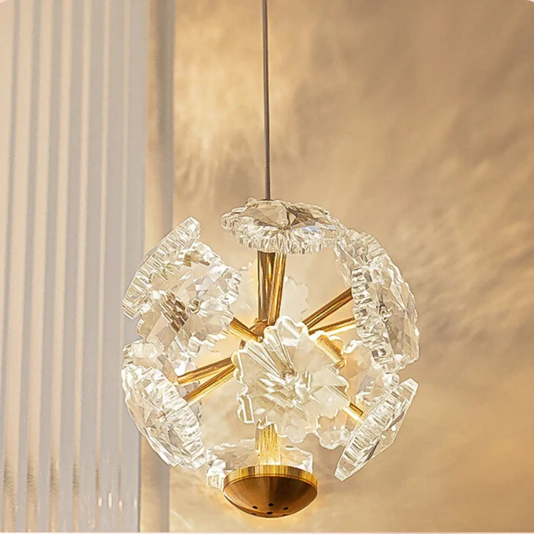 Suspension Cristal Cube Transparent Et Structure Dorée Moderne