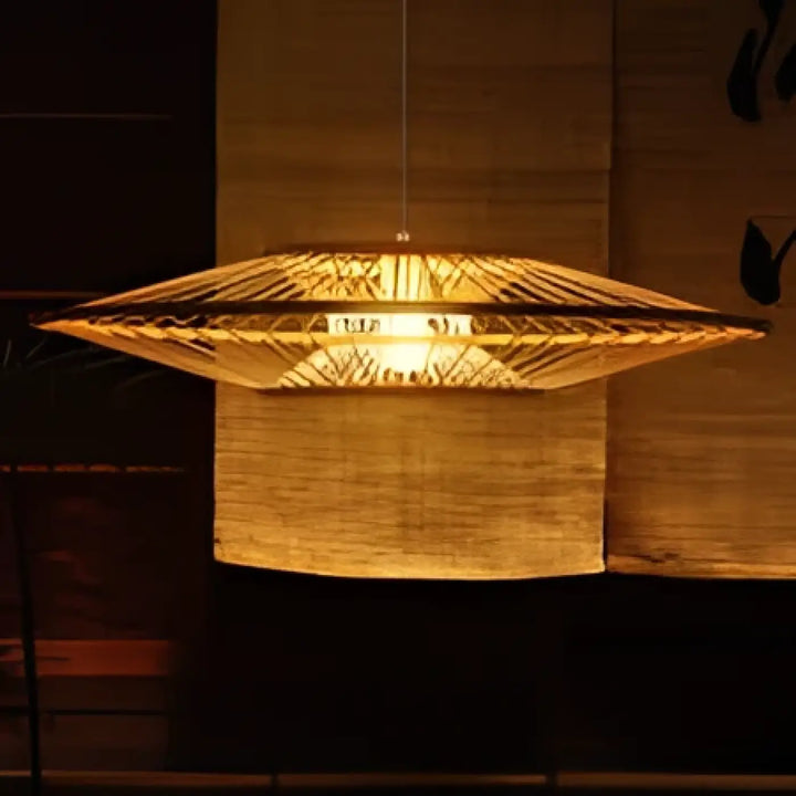 Suspension luminaire bambou en bambou tressé ton chaud avec cadre géométrique diamant presence lumineuse pour design aérien au-dessus d’une table