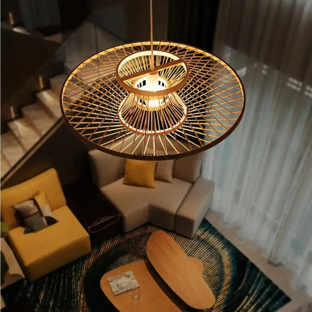 Suspension luminaire bambou avec cadre en bambou tressé et anneaux concentriques pour une présence lumineuse au-dessus d’une table