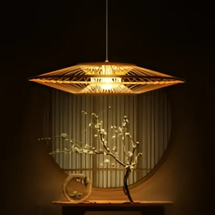 Suspension luminaire bambou en bambou doré avec design aérien et présence lumineuse au-dessus d’une table