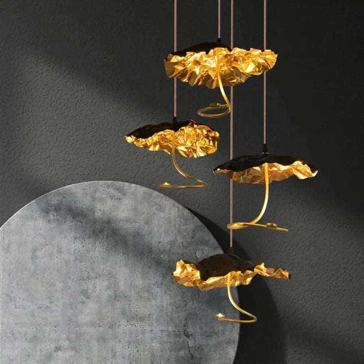 Suspension artistique feuilles sculptées noir doré élégant