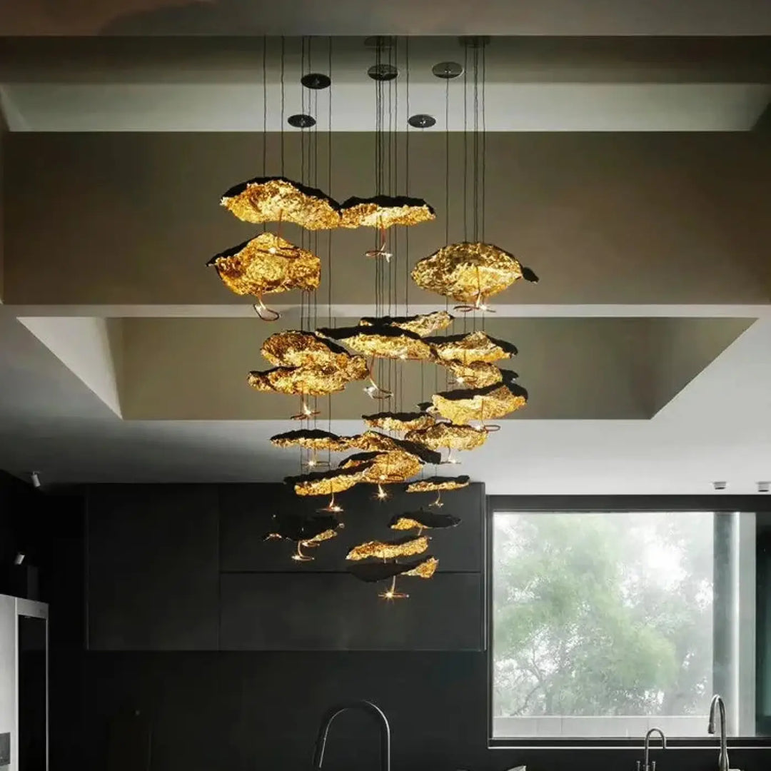 Suspension artistique feuilles sculptées noir doré élégant