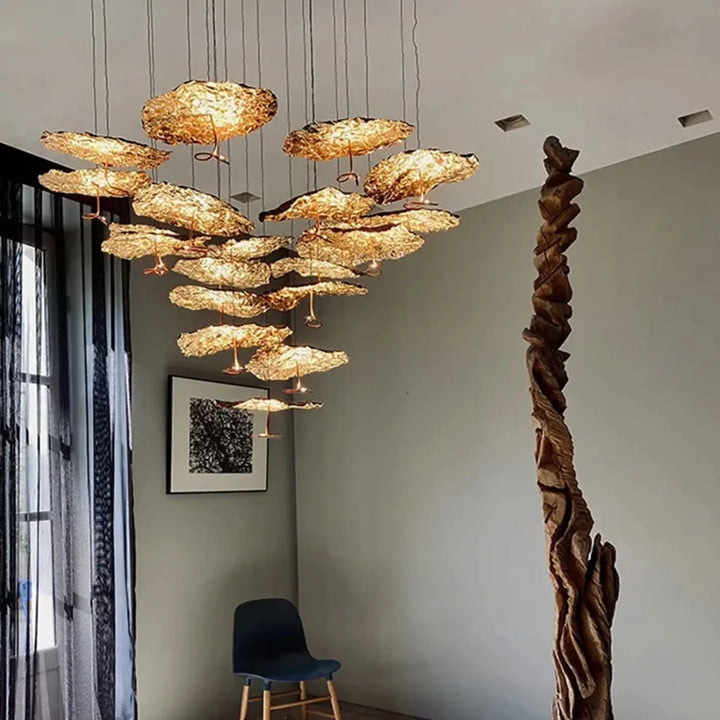Suspension artistique feuilles sculptées noir doré élégant