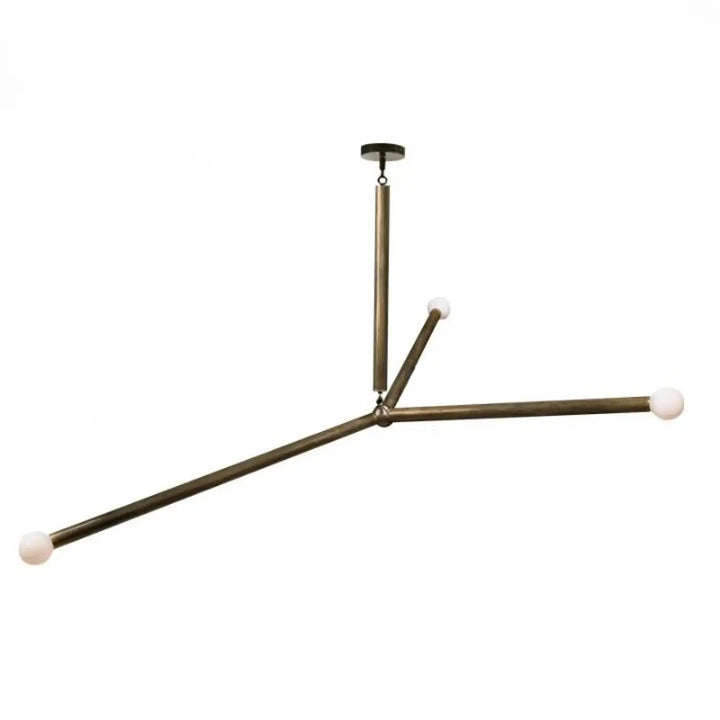 Suspension luminaire pika en laiton avec trois bras géométriques et globes lumineux en verre dépoli