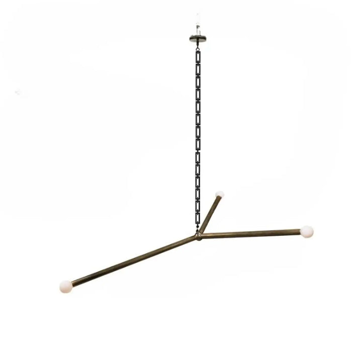 Suspension luminaire pika en laiton moderne avec trois bras et globes lumineux blancs suspendue par une chaîne noire
