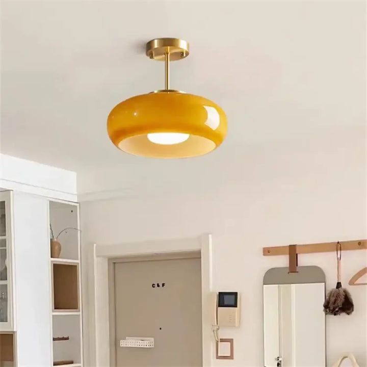 Suspension luminaire longa avec dôme en verre moutarde brillant et fixation en laiton poli pour décoration intérieure design aux