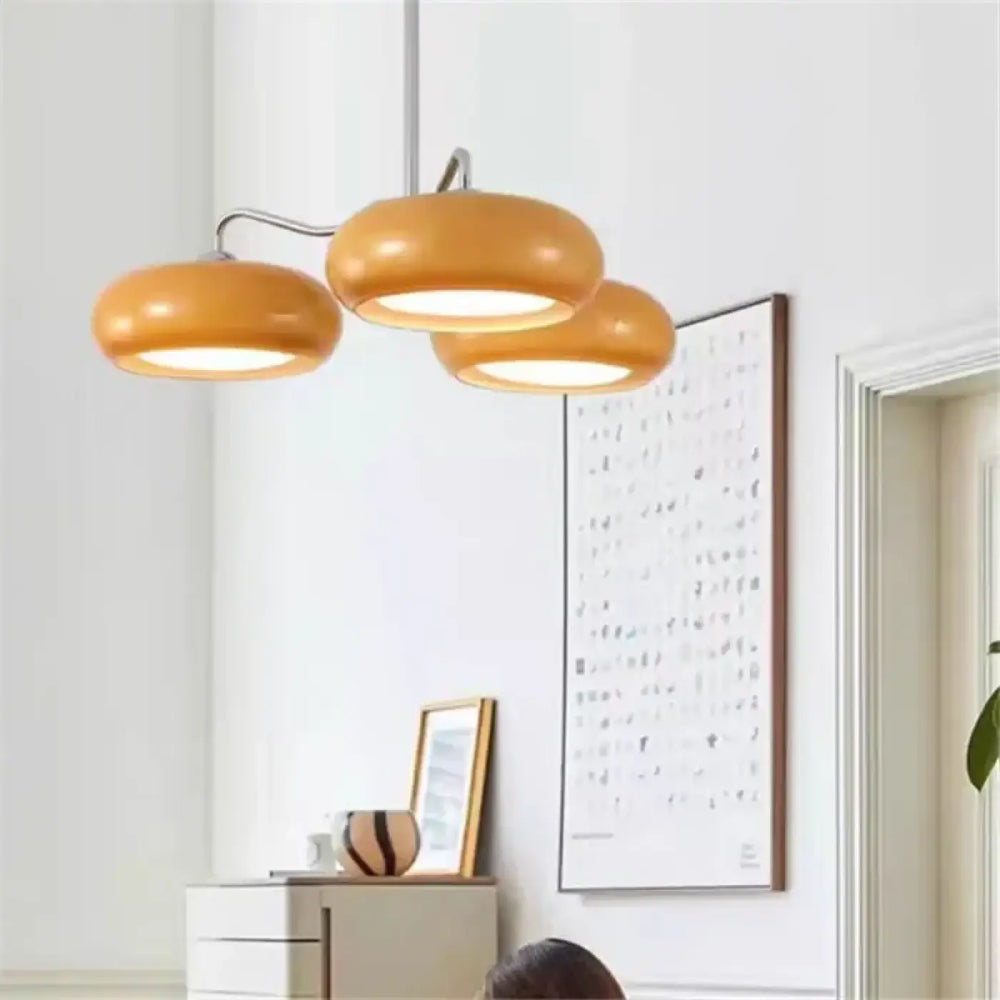 Suspension luminaire longa trois ampoules ambre avec bras métallique élégant et abat-jours en verre pour décoration intérieure design aux