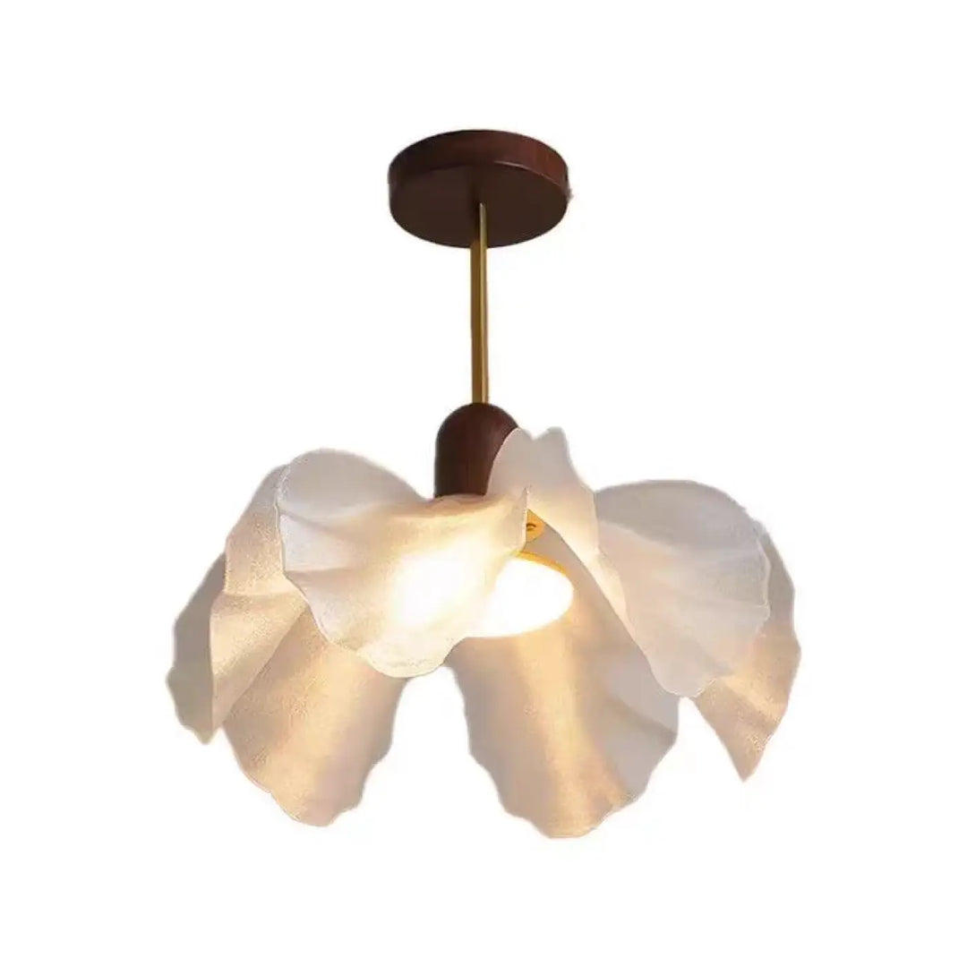 Suspension luminaire vanis en tissu blanc délicat avec design aux pétales aériens, accents en bois et tige en laiton