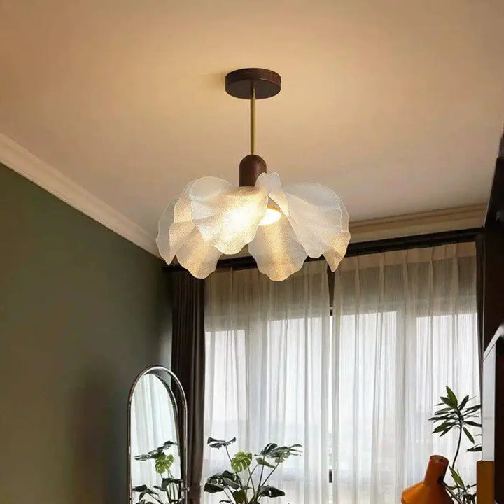 Suspension luminaire vanis en verre crème délicat avec design aux pétales aériens et accents métal laiton
