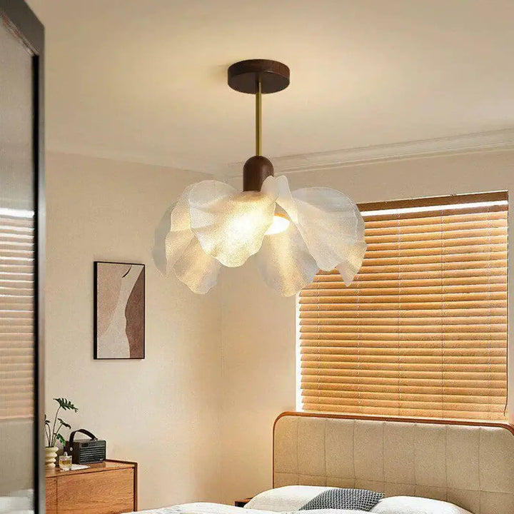Suspension luminaire vanis en tissu blanc translucide avec finition bois foncé et laiton design aux pétales aériens