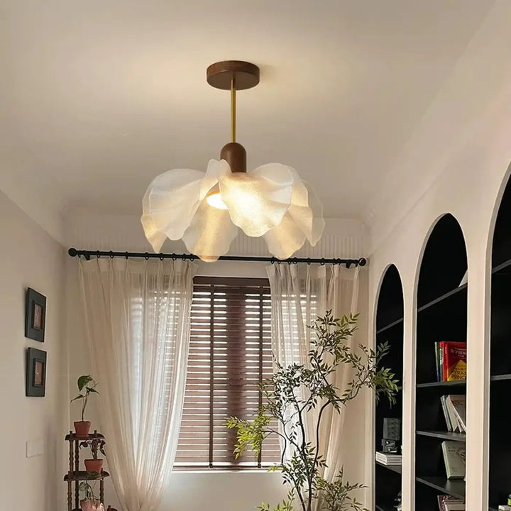 Suspension luminaire vanis en tissu délicat ivoire avec design aux pétales aériens et fixation en laiton chaud bois