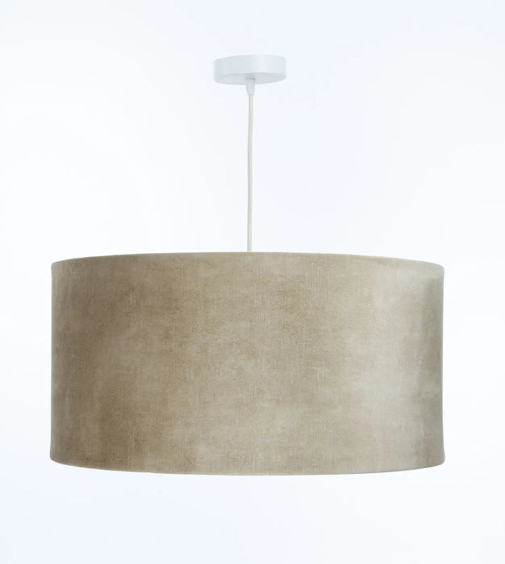 Suspension design beige cylindrique avec abat-jour en tissu texturé et fixation plafond blanche vintage glamour