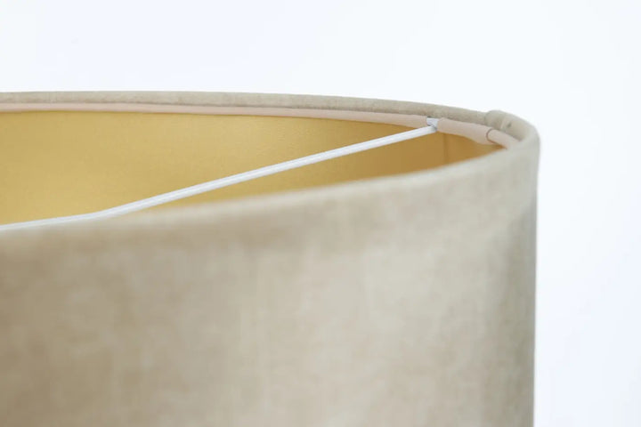 Suspension luminaire vintage glamour avec abat-jour en velours beige design beige intérieur jaune pâle et support blanc