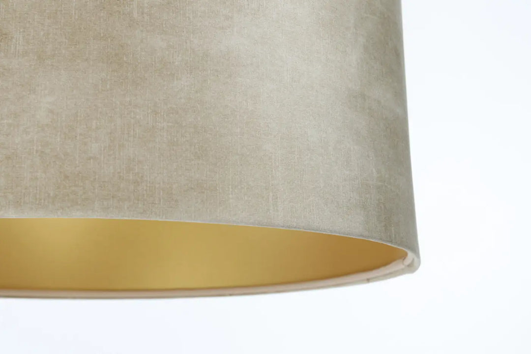 Suspension design beige vintage glamour avec abat-jour en lin beige et intérieur doré élégant