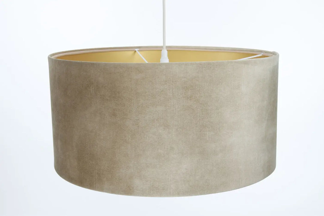 Suspension design beige en velours avec intérieur doré pour un luminaire vintage glamour élégant
