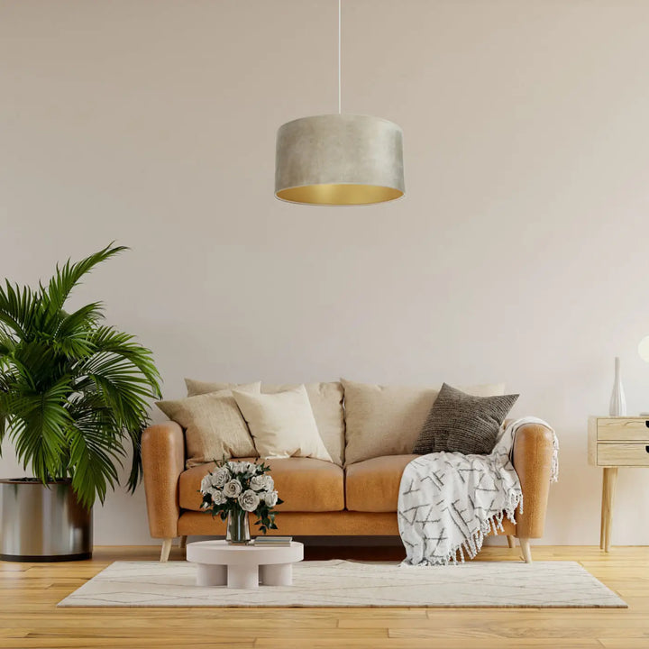 Suspension luminaire vintage glamour avec design beige cylindrique mat extérieur et intérieur doré suspendu au plafond