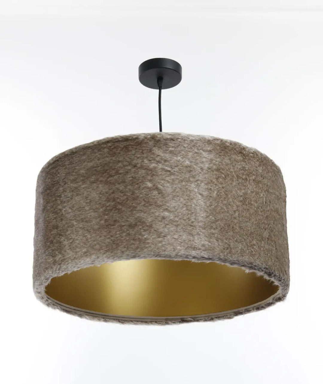 Suspension design beige bear light en tissu texturé taupe avec intérieur doré et fixation plafond noire pour ambiance fausse fourrure douce