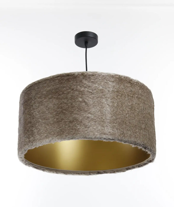 Suspension design beige bear light en tissu texturé taupe avec intérieur doré et fixation plafond noire pour ambiance fausse fourrure douce