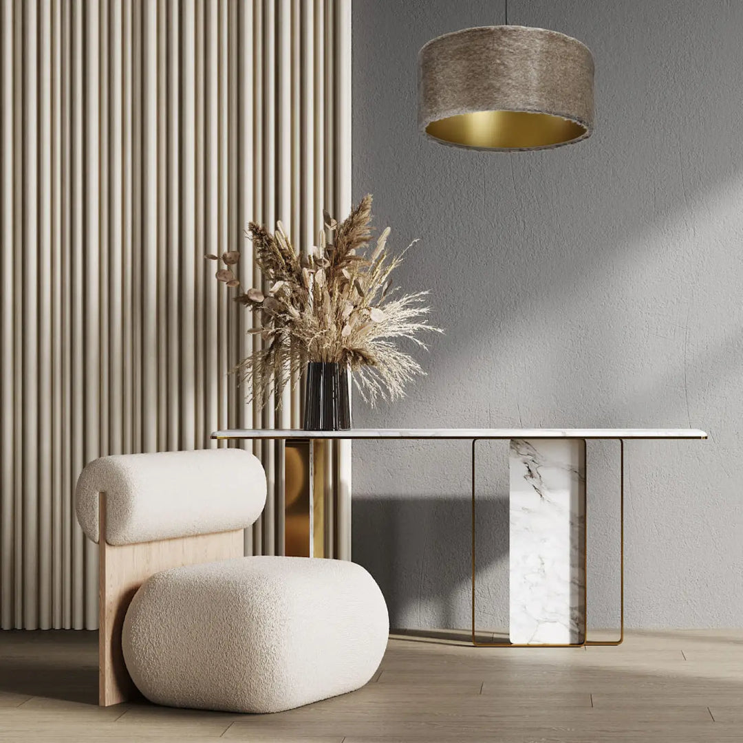 Fauteuil beige à texture fausse fourrure douce avec cadre en bois minimaliste pour suspension design beige bear light