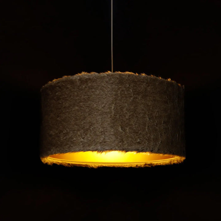 Suspension luminaire bear light beige avec une lampe pendante cylindrique texturée gris foncé et lumière intérieure jaune chaleureux