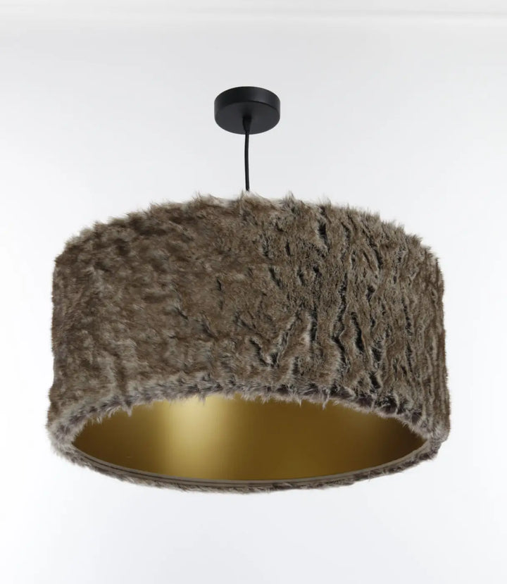 Suspension luminaire bear light en fausse fourrure douce beige avec intérieur doré pour un design intérieur élégant