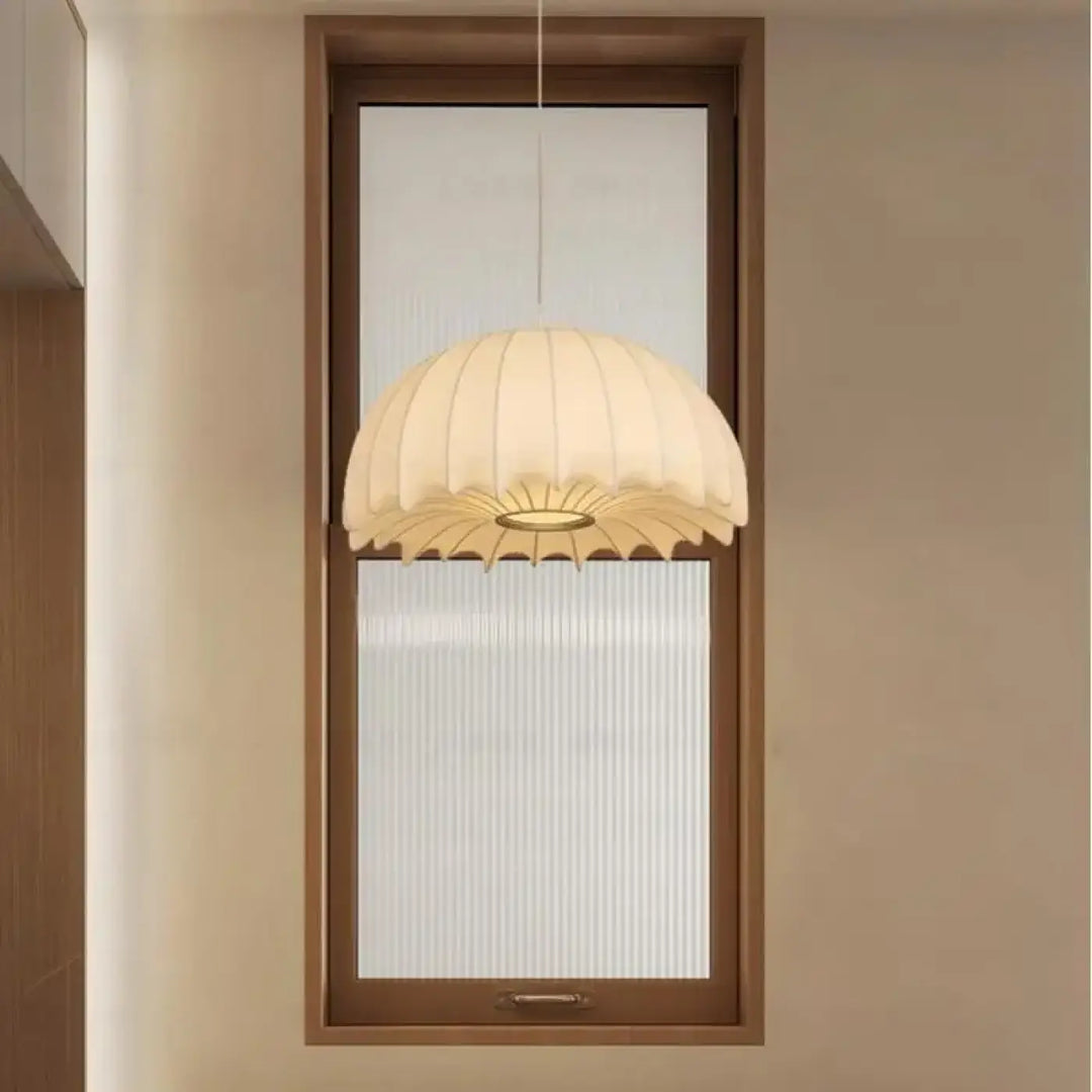 Suspension design beige en tissu ondulé décor raffiné