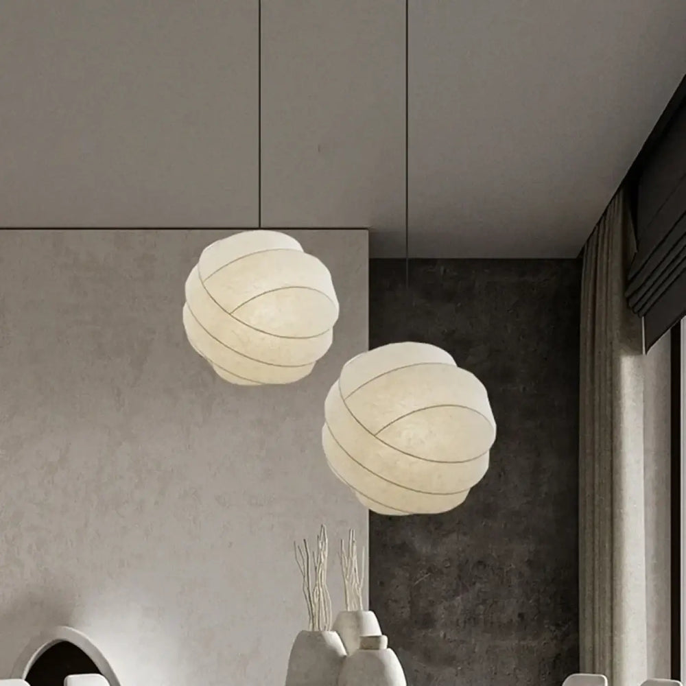 Suspension Design Boule Torsadée en Soie Moderne

