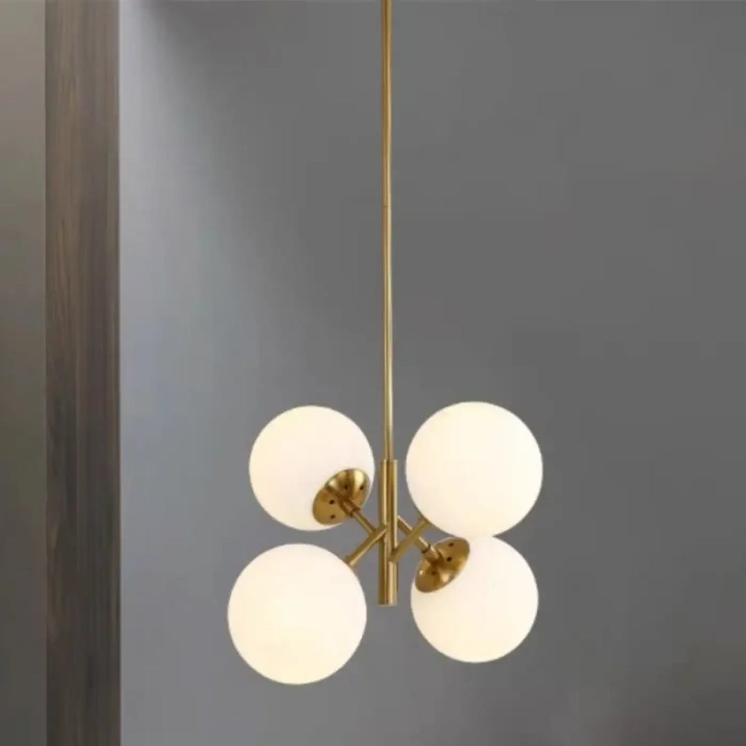 Suspension luminaire dinah en laiton moderne avec quatre globe en verre blanc rond givré milky white glass