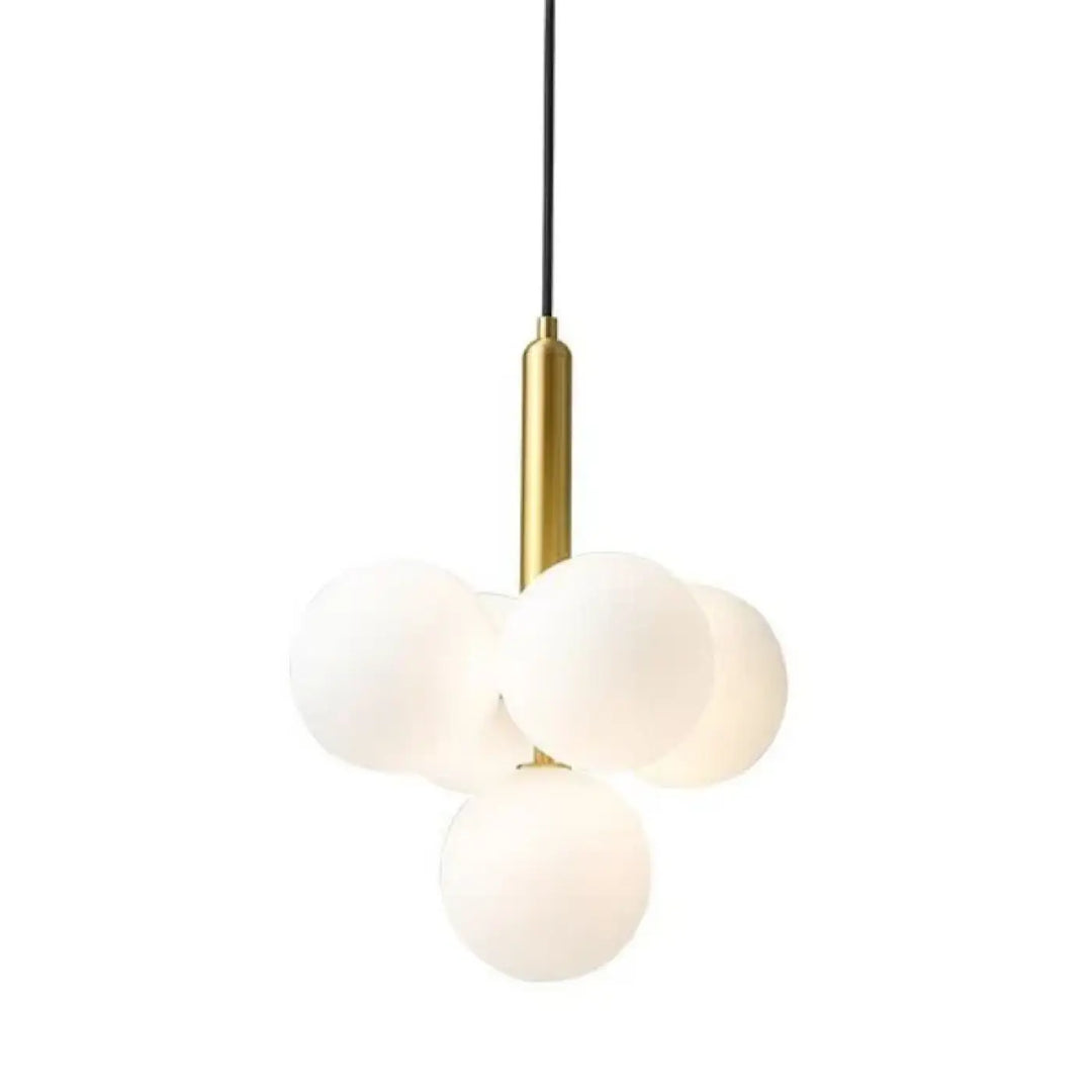 Suspension luminaire dinah avec tige finition laiton et cinq globes ronds en verre blanc laiteux pour intérieur moderne