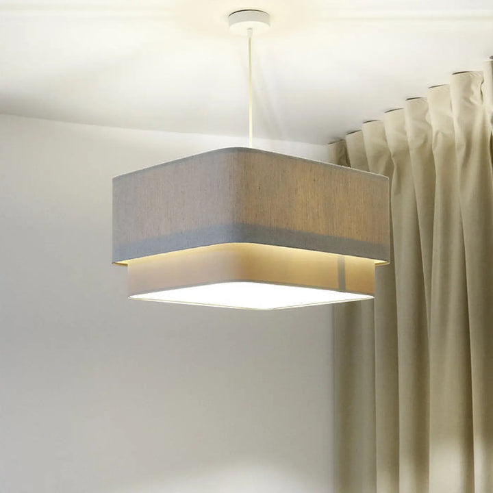 Suspension luminaire kwadro duo beige crème avec abat-jour en tissu rectangulaire et bordure gris subtil suspension design carrée