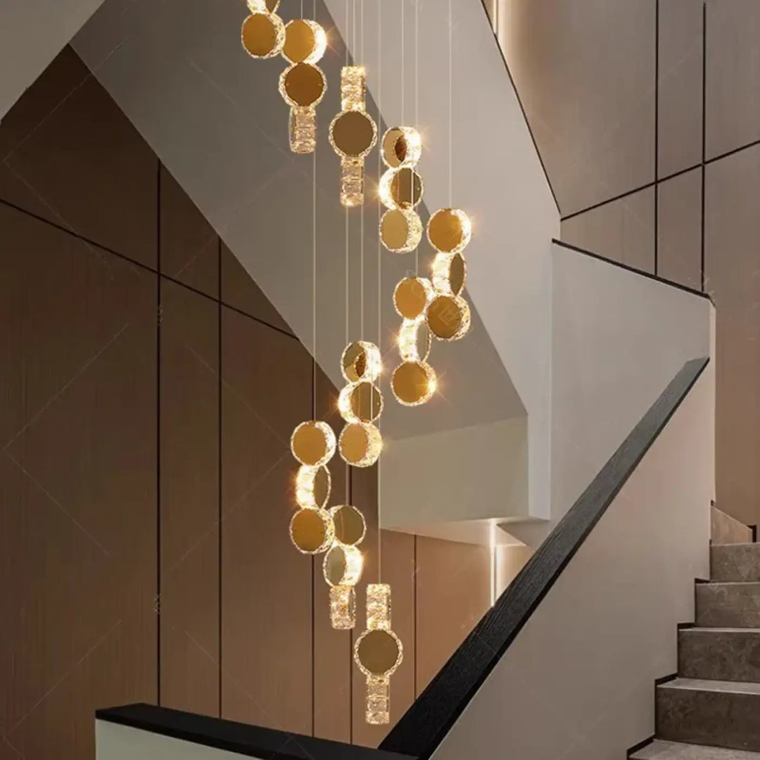 Suspension Design En Cascade Avec Boules Dorées Élégantes

