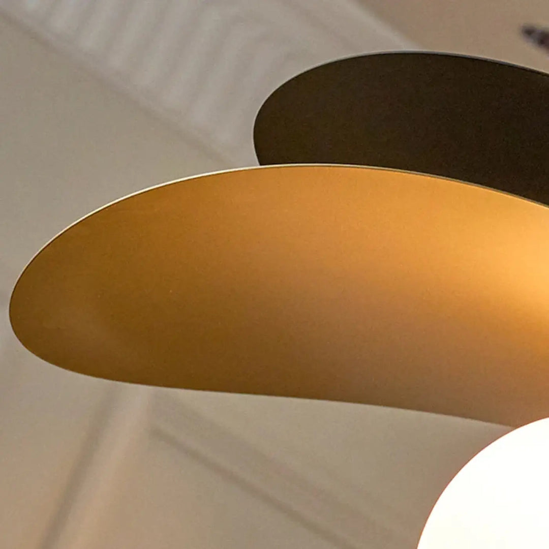 Suspension design contemporain noir et doré avec globe blanc