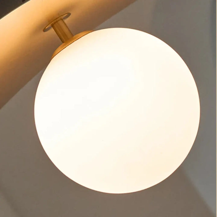 Suspension design contemporain noir et doré avec globe blanc