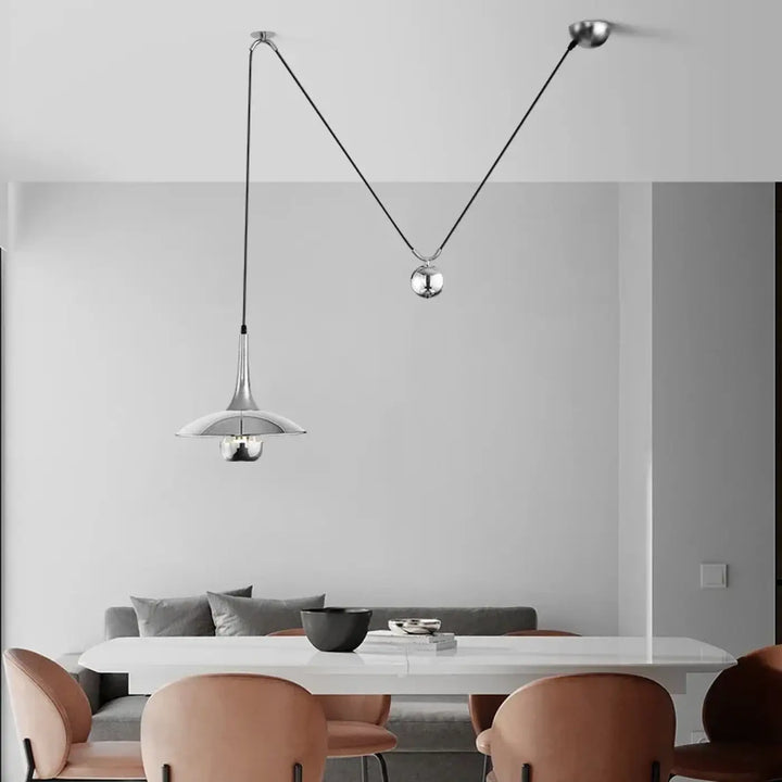 Suspension Design Avec Contrepoids Et Abat-Jour Doré

