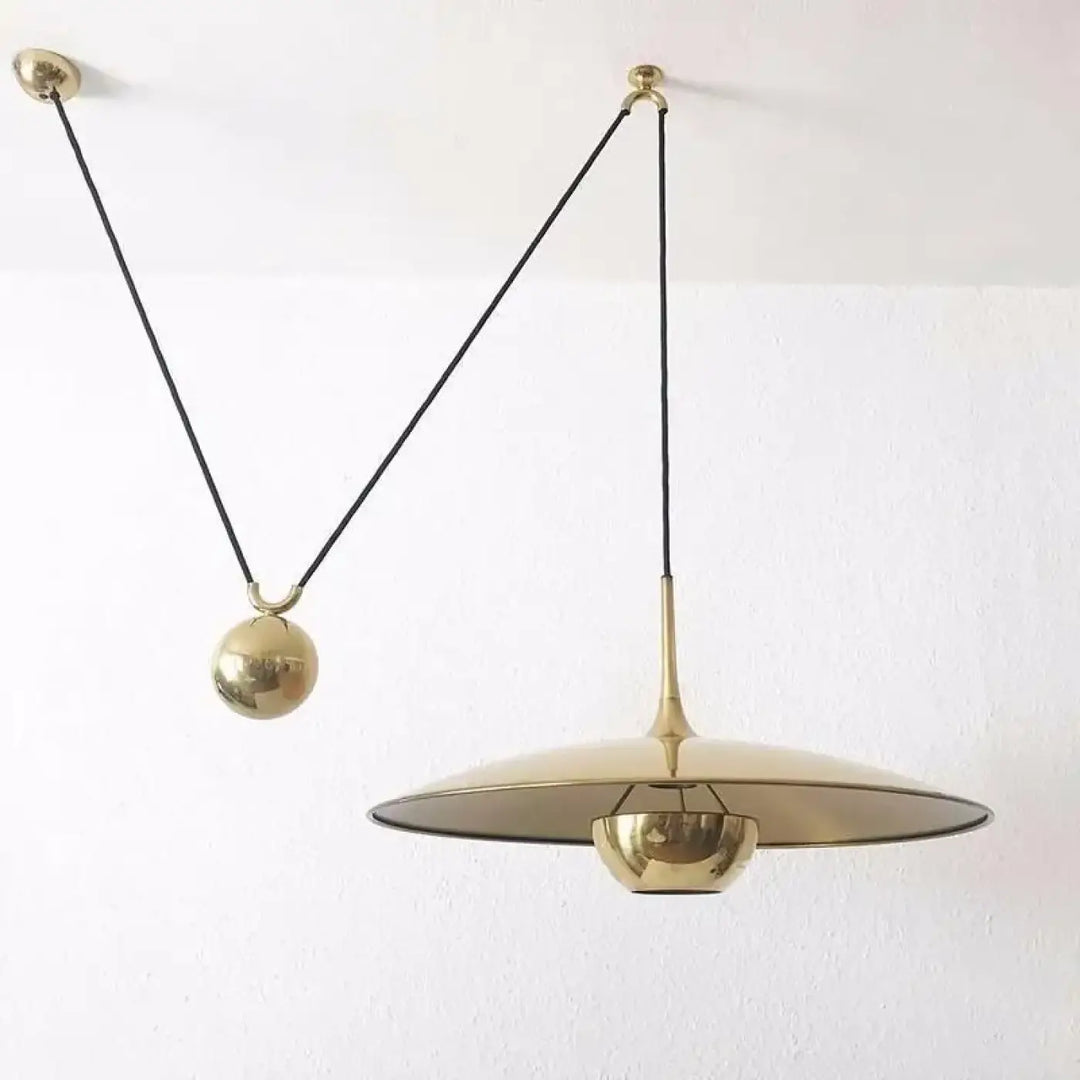 Suspension Design Avec Contrepoids Et Abat-Jour Doré

