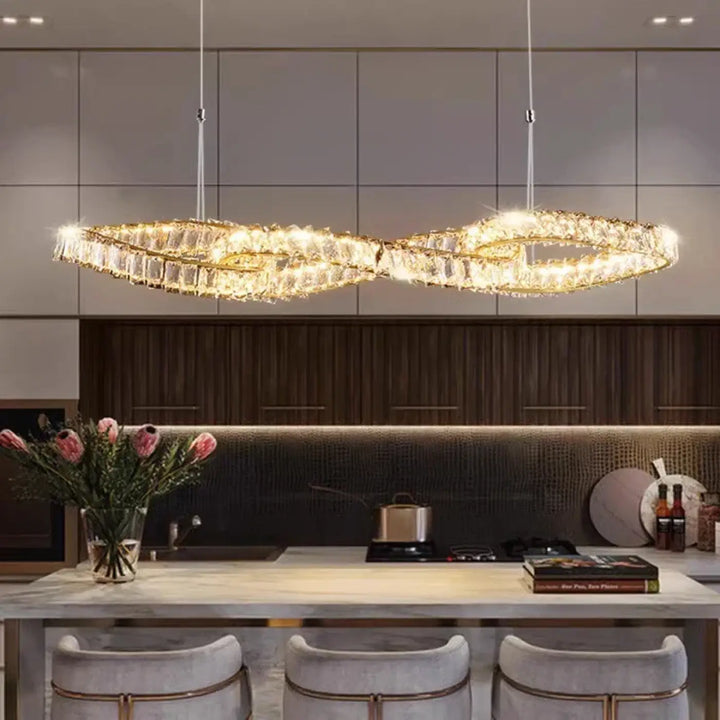 Suspension design en cristal doré pour salon moderne élégant